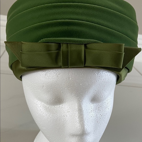 Elegant Vintage Velvet Green Pillbox Hat with Bow Detail - Picture 3 of 9